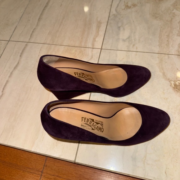 Salvatore Ferragamo Wedge Pumps 9B Plum Purple Suede Gold Chain - Picture 10 of 13
